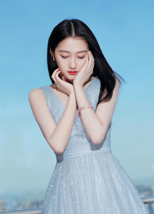 关晓彤最新发色引领潮流魅力,无法抵挡的魅力秀发!