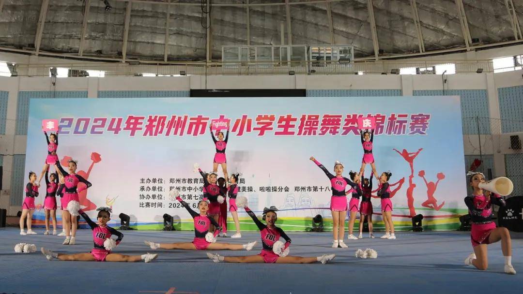 啦啦操比赛新闻，闪耀舞台，青春活力被激发！一场热烈的比赛盛宴