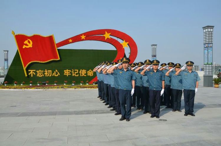 村官桃运新篇章，奋斗、学习与自信的蜕变之旅