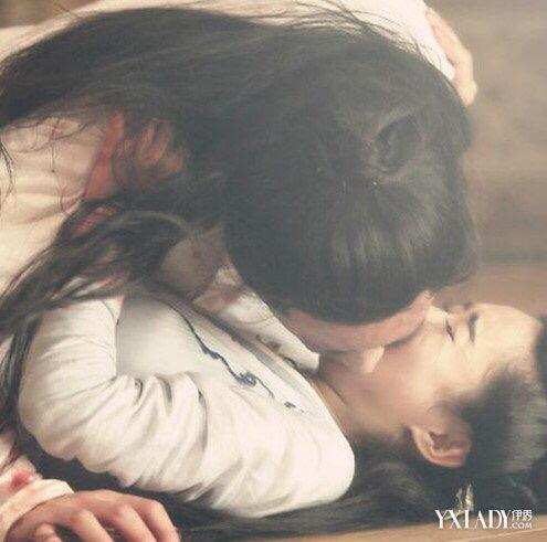 男女明星吻戏，浪漫之旅的自然美景展现