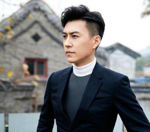 四十多岁男明星的魅力依旧不减，风采依旧光芒四射